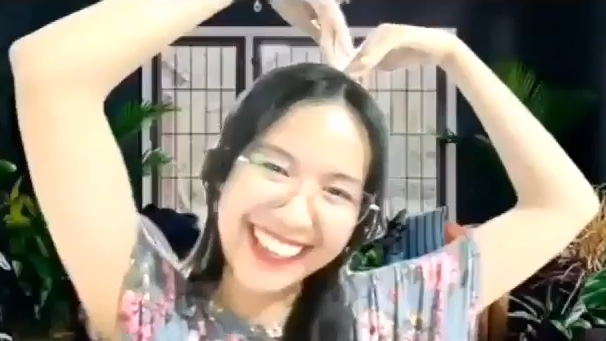 1대1 맞춤형 화상영어 수업을 진행하는 장면